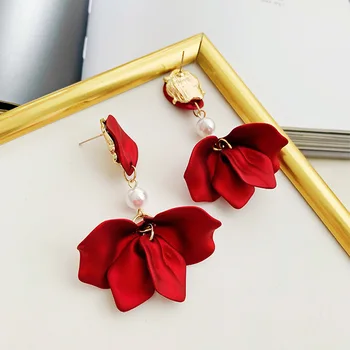 Berba viseće naušnice na крючках za žene Seksi latica ruže sa dugom kićanka Ženske korejski nakit Crvene naušnice-privjesci 2021 Trend poklon